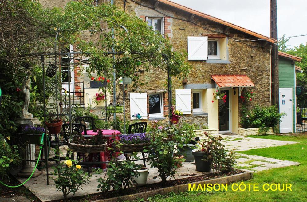 Bed and Breakfast Chez Martine Et Bernard Saint-Vincent-Sterlanges Экстерьер фото